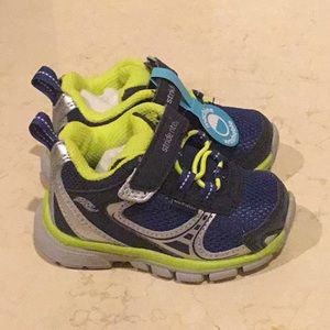 NIB Boys Stride Rite Sneakers size 4